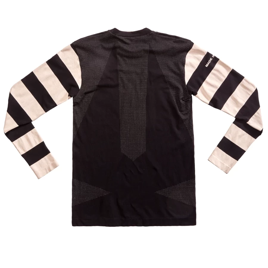 Vista frontale della Gattabuia Black, maglia tecnica manica lunga per layering moto.