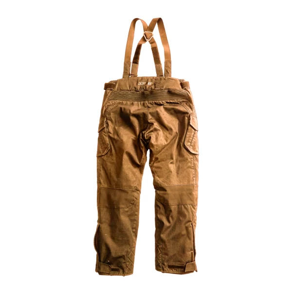 Dettaglio dei pantaloni Explorer Havana con finiture tecniche e stile custom pulito