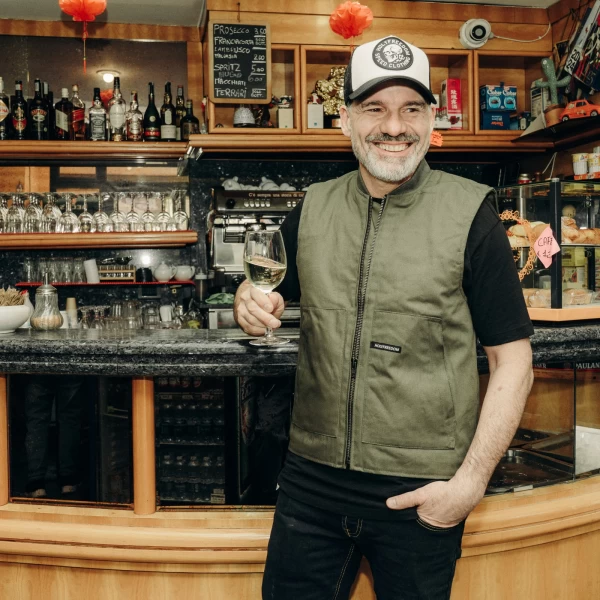 Dettaglio del gilet verde con finiture worker e linee pulite per un look cafe racer autentico.