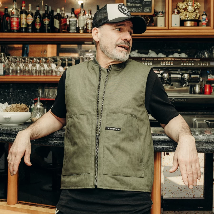 Dettaglio del gilet verde con finiture worker e linee pulite per un look cafe racer autentico.