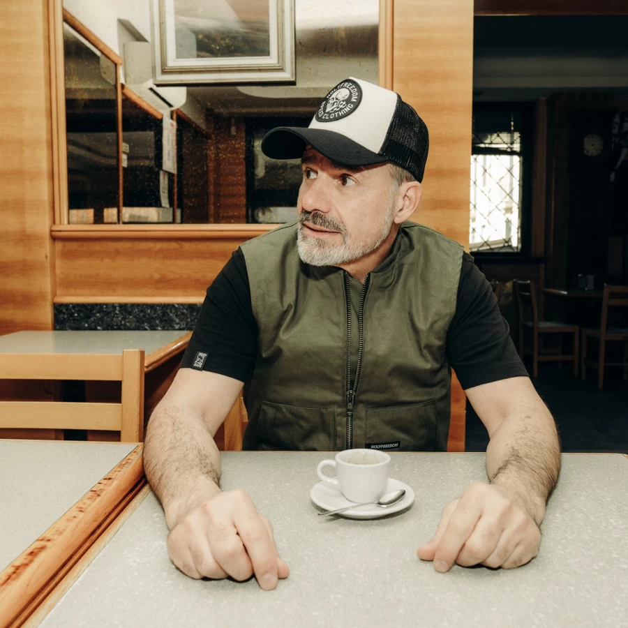 Gilet biker indossato con outfit casual da moto, ideale per layering urbano e custom style.