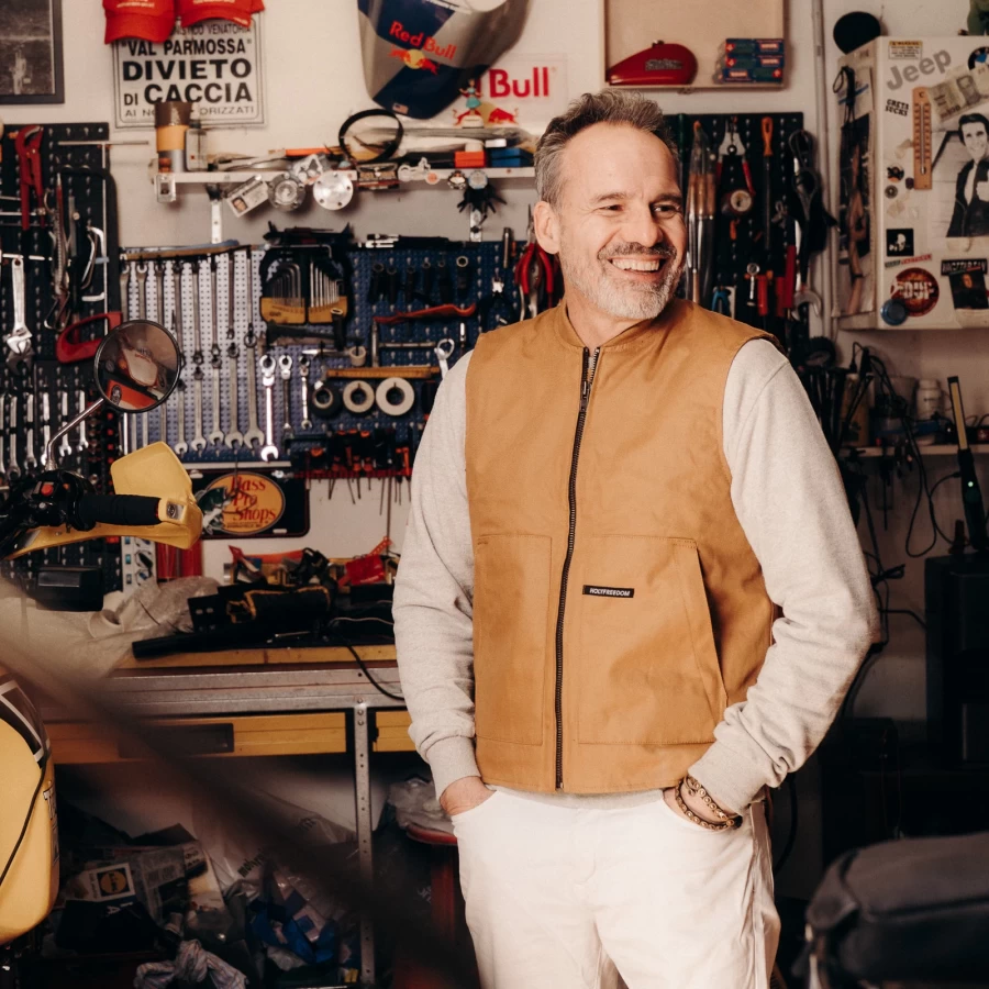 Dettaglio del gilet color Havana con linee pulite e carattere worker per moto custom.