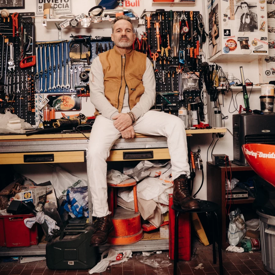 Gilet biker indossato su camicia e denim, ideale per look cafe racer e layering urbano.
