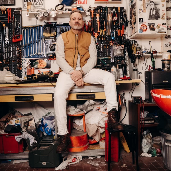 Gilet biker indossato su camicia e denim, ideale per look cafe racer e layering urbano.