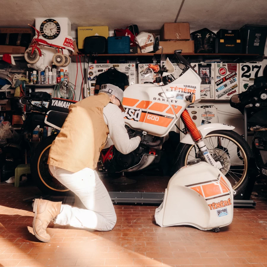 Gilet biker indossato su camicia e denim, ideale per look cafe racer e layering urbano.