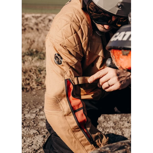 Lifestyle fit of the Holyfreedom Explorer Havana jacket for road and travel