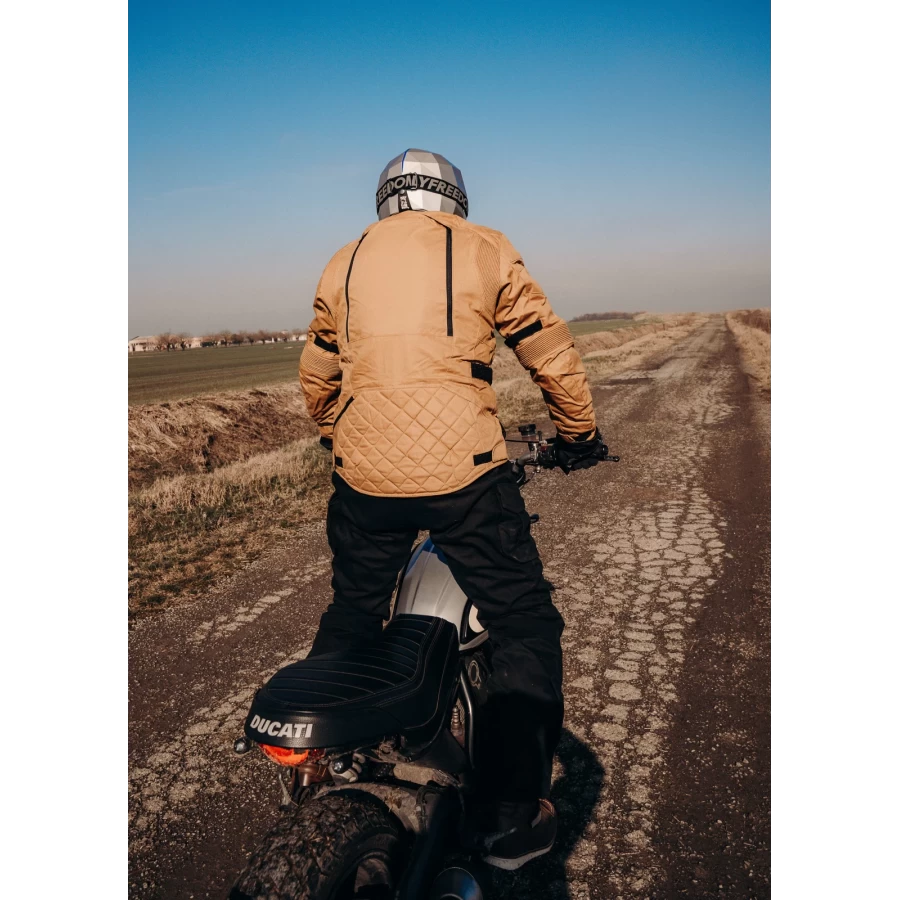 Lifestyle fit of the Holyfreedom Explorer Havana jacket for road and travel
