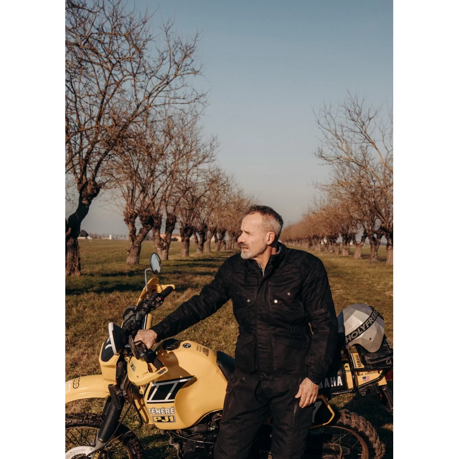 Lifestyle fit of the Holyfreedom Explorer Black jacket for everyday road travel