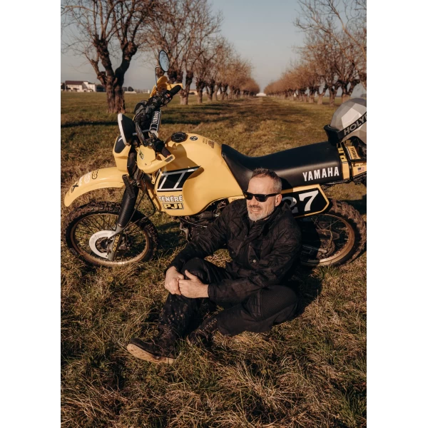 Lifestyle fit of the Holyfreedom Explorer Black jacket for everyday road travel