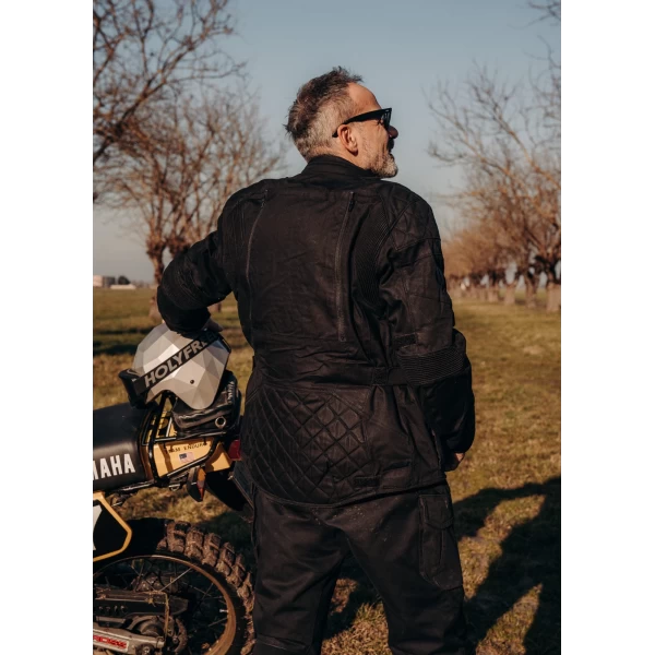 Lifestyle fit of the Holyfreedom Explorer Black jacket for everyday road travel