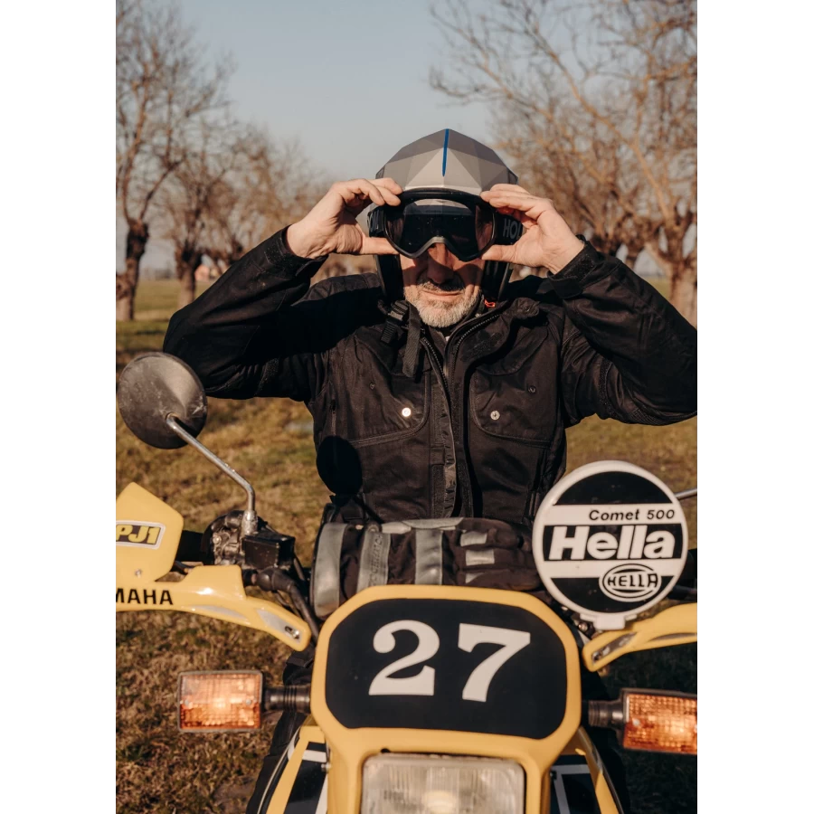 Lifestyle fit of the Holyfreedom Explorer Black jacket for everyday road travel