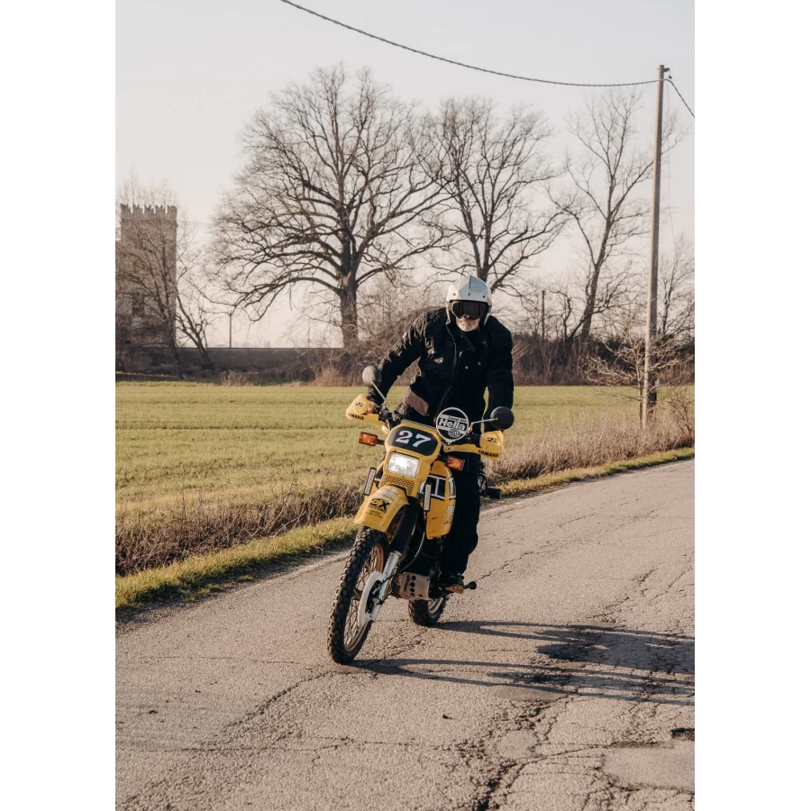 Lifestyle fit of the Holyfreedom Explorer Black jacket for everyday road travel