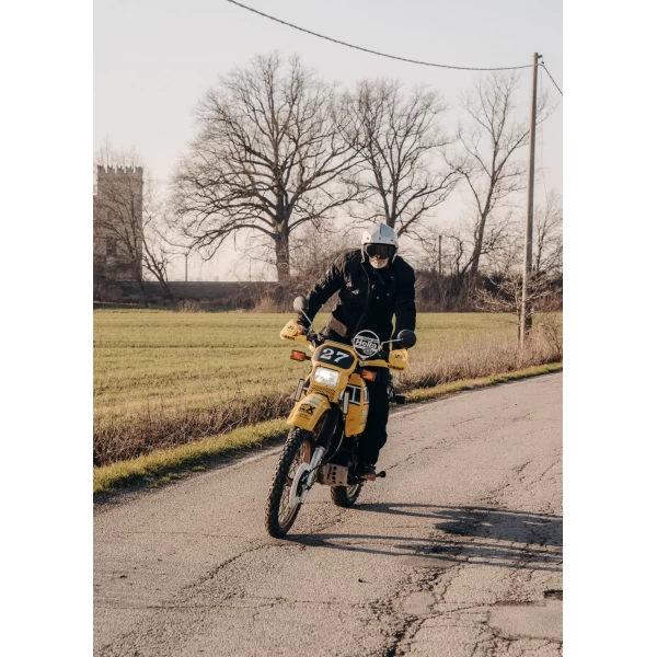 Lifestyle fit of the Holyfreedom Explorer Black jacket for everyday road travel