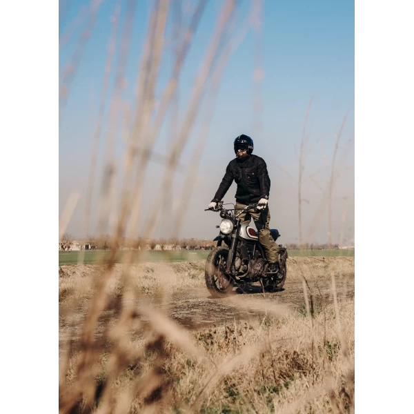 Lifestyle fit of the Holyfreedom Explorer Black jacket for everyday road travel