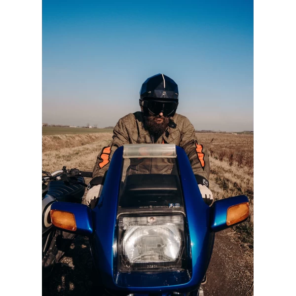 Lifestyle fit of the Holyfreedom Explorer Green jacket for travel and daily riding