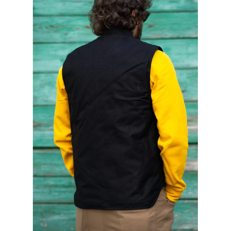 Dettaglio del gilet nero imbottito con anima worker e stile moto vintage.