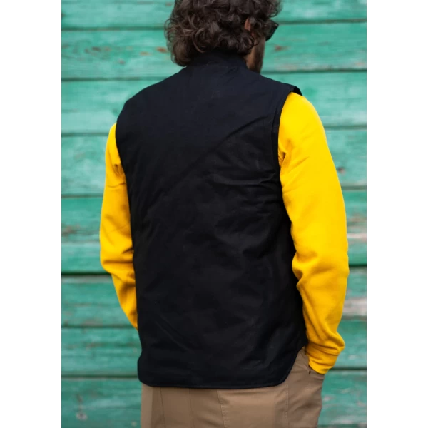 Dettaglio del gilet nero imbottito con anima worker e stile moto vintage.