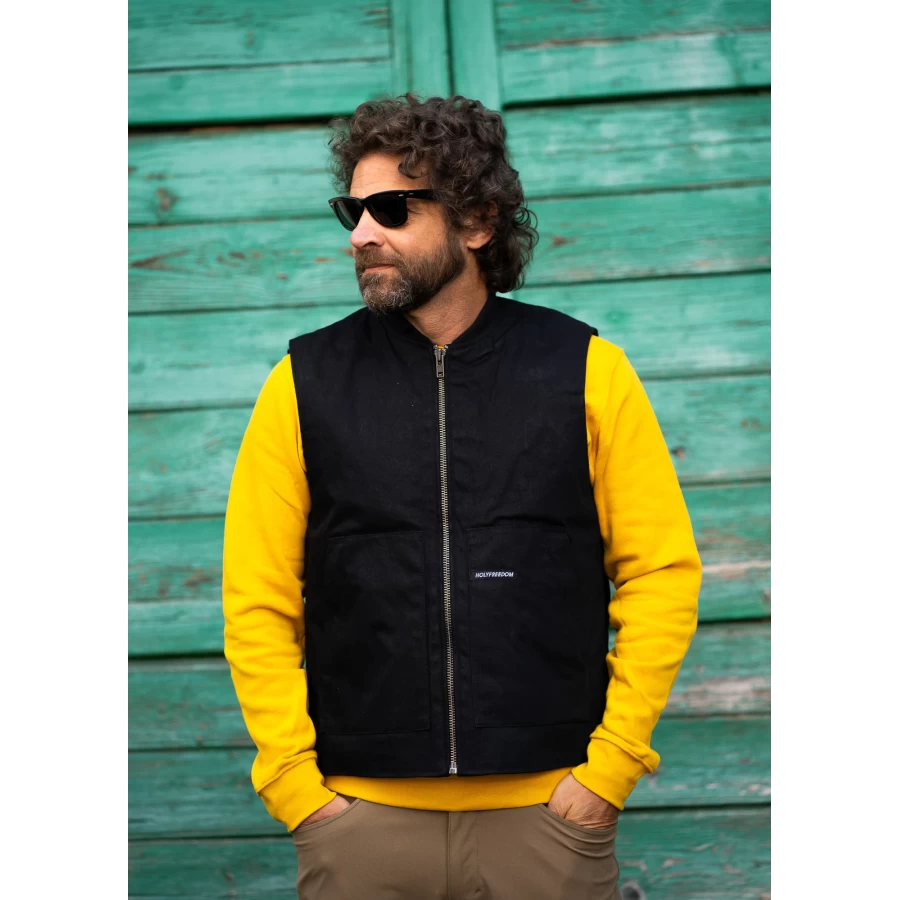 Dettaglio del gilet nero imbottito con anima worker e stile moto vintage.