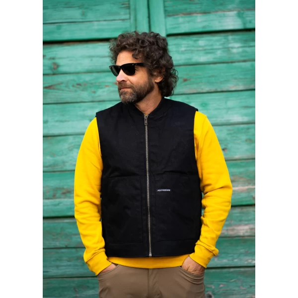 Dettaglio del gilet nero imbottito con anima worker e stile moto vintage.