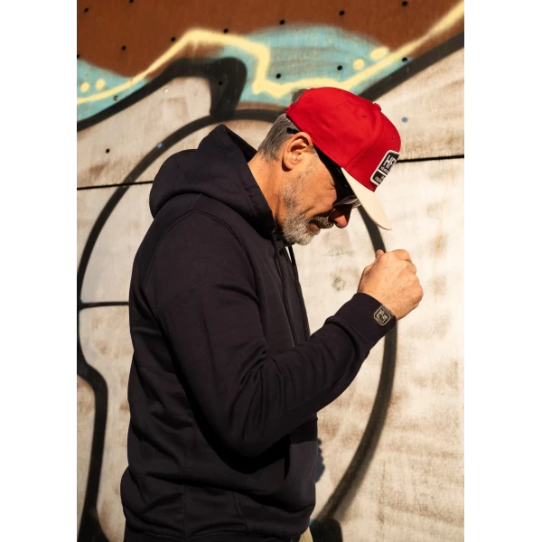 Dettaglio della hoodie navy Holyfreedom con look pulito e anima custom.