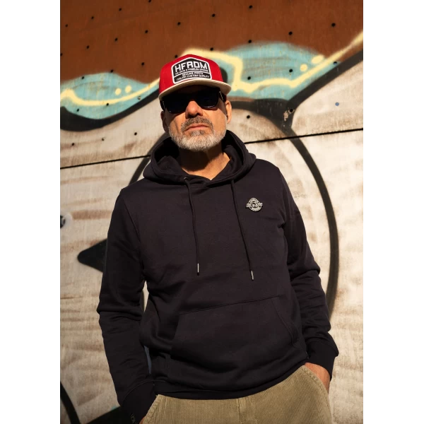 Hoodie navy Holyfreedom indossato in città per un outfit rider semplice e autentico.