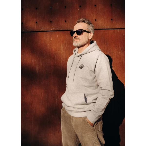 Hoodie melange Holyfreedom indossato in un look urbano da rider e garage.
