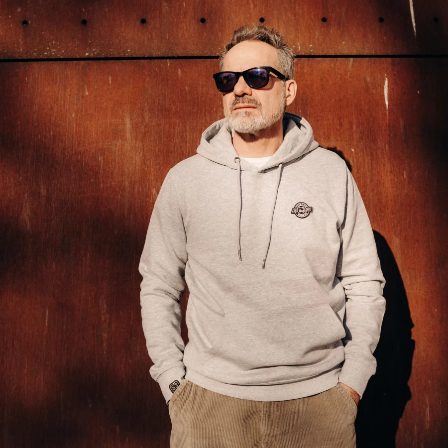 Felpa Garage Melange frontale con cappuccio e stile moto vintage essenziale.