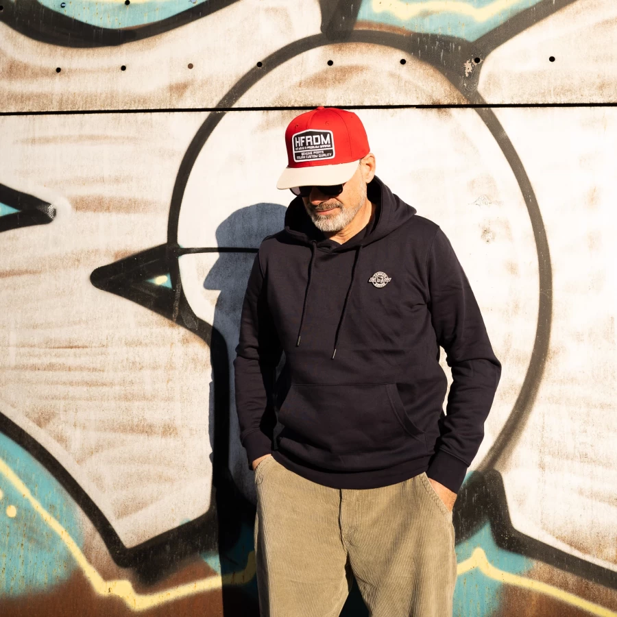 Felpa Garage Navy frontale con cappuccio e fit rilassato per stile moto vintage.