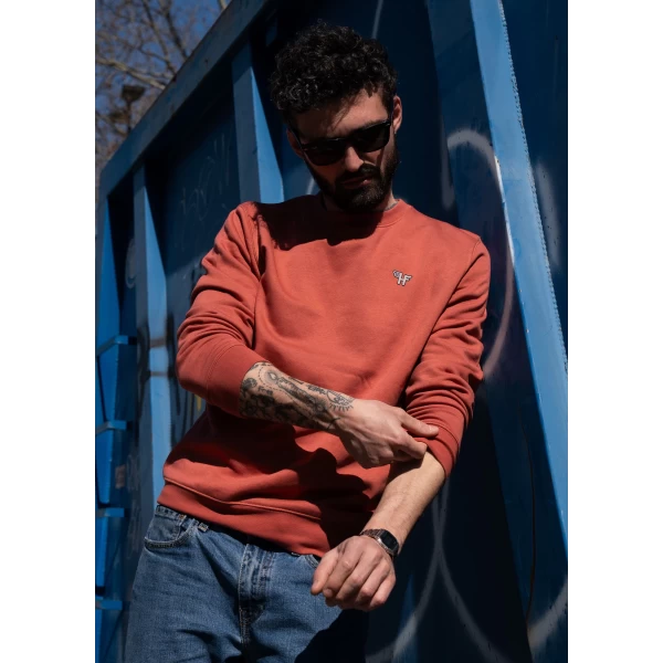 Holyfreedom sweatshirt worn in a cafe racer look, perfect for rides and free time