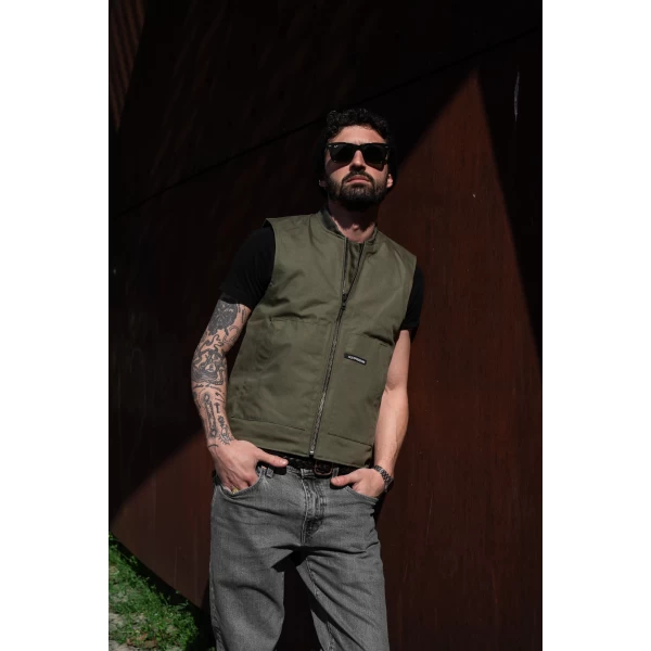 Gilet biker indossato con outfit casual da moto, ideale per layering urbano e custom style.