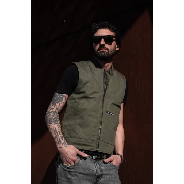 Gilet biker indossato con outfit casual da moto, ideale per layering urbano e custom style.