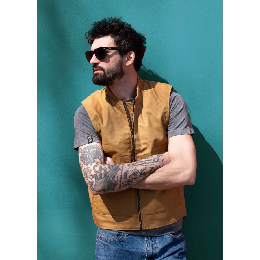 Gilet biker indossato su camicia e denim, ideale per look cafe racer e layering urbano.