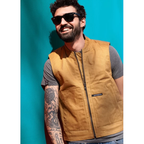 Dettaglio del gilet color Havana con linee pulite e carattere worker per moto custom.