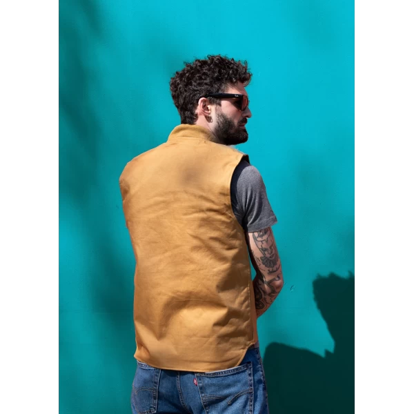 Gilet biker indossato su camicia e denim, ideale per look cafe racer e layering urbano.