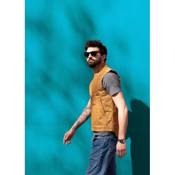 Gilet biker indossato su camicia e denim, ideale per look cafe racer e layering urbano.