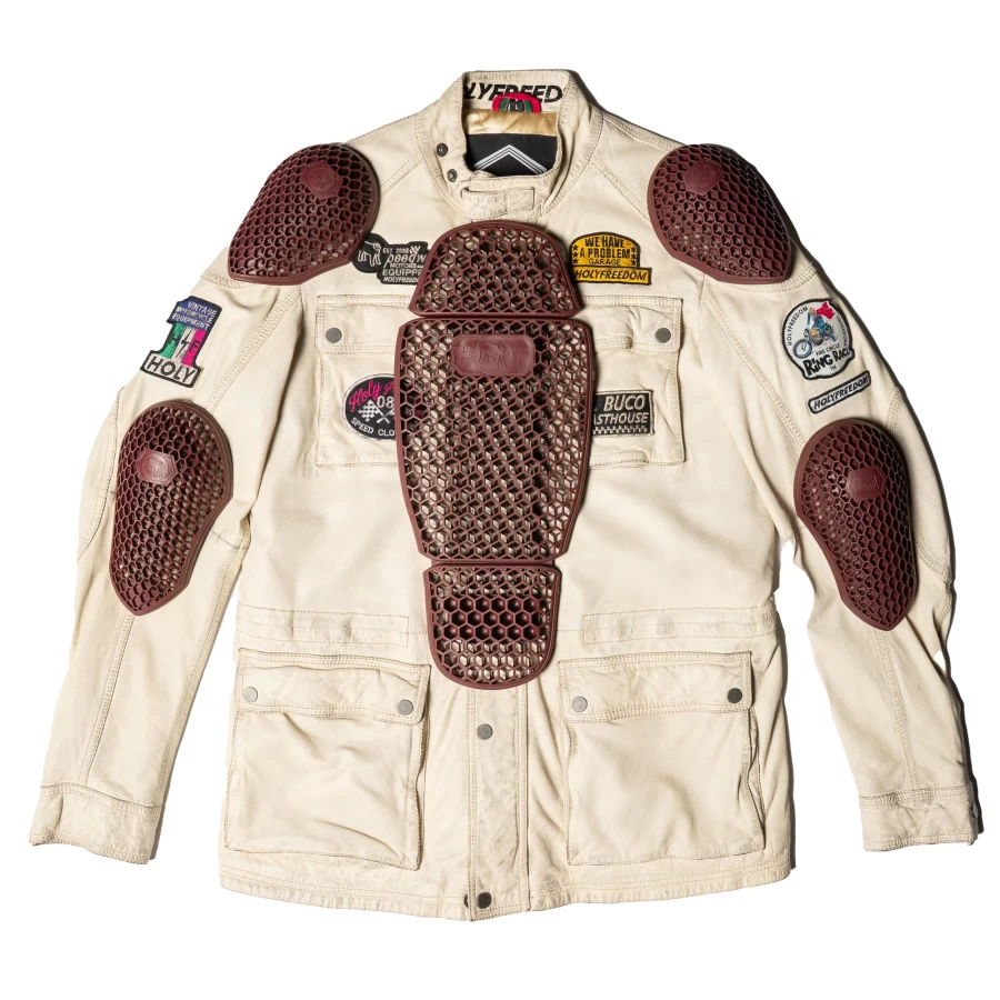 Fitted inside a vintage riding jacket, the set keeps comfort and movement high