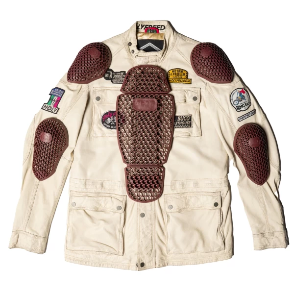 Fitted inside a vintage riding jacket, the set keeps comfort and movement high