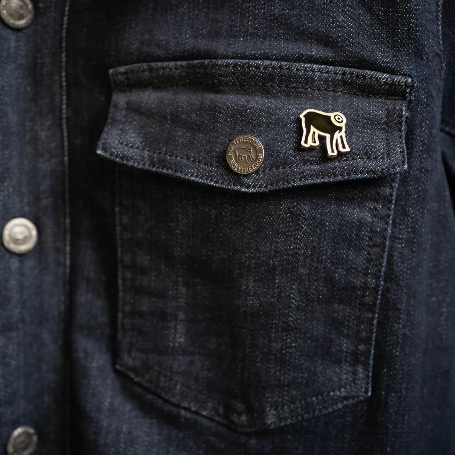 Spillaz Holyfreedom indossata su giacca o gilet, perfetta per completare un look biker