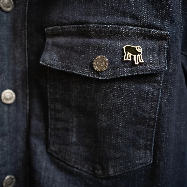 Spillaz Holyfreedom indossata su giacca o gilet, perfetta per completare un look biker