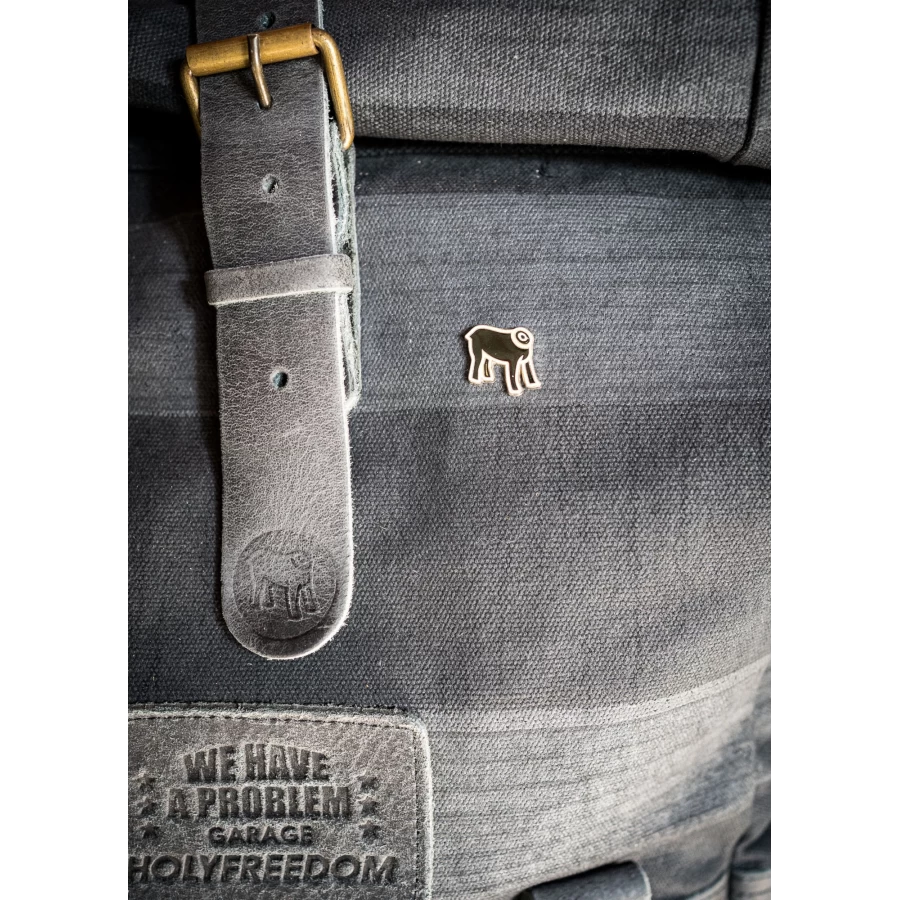 Spillaz Holyfreedom indossata su giacca o gilet, perfetta per completare un look biker