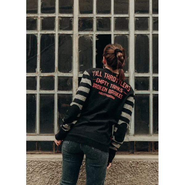 Graphic detail of the Fullthrottlers sweatshirt with garage mood and cafe racer spirit.
