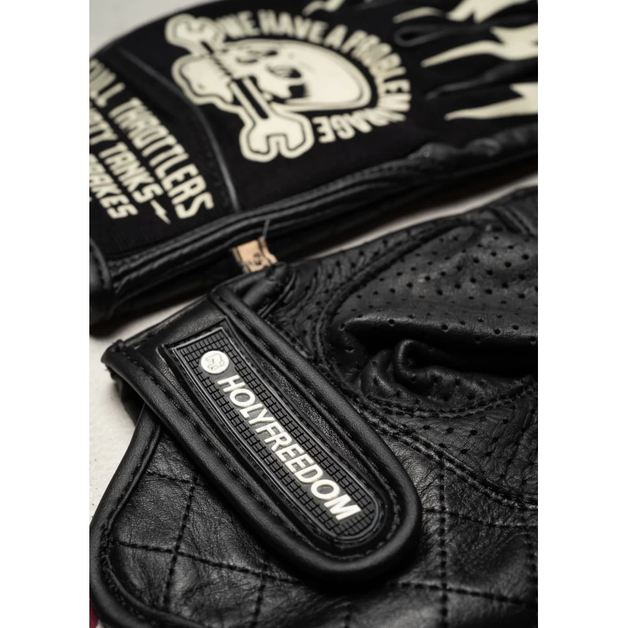 Dettaglio dei guanti Tools con cuciture e finiture vintage per un look moto autentico