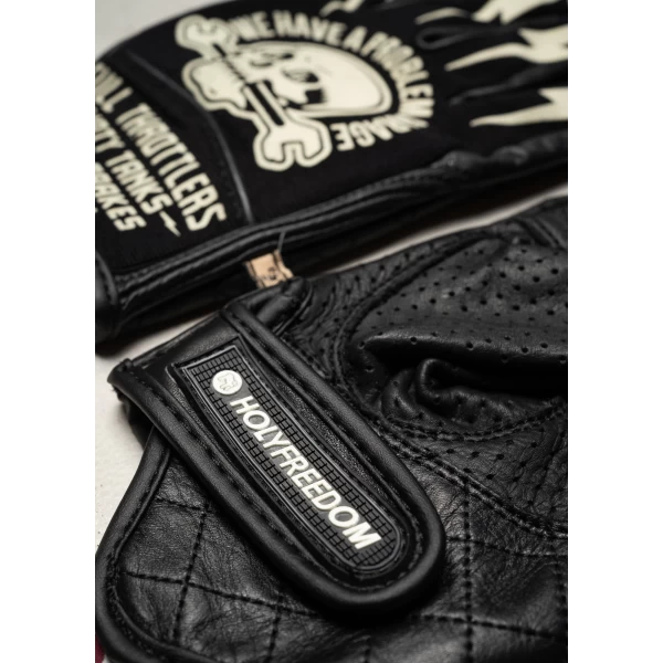 Dettaglio dei guanti Tools con cuciture e finiture vintage per un look moto autentico