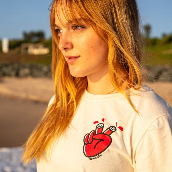 Dettaglio grafica Mamatee su t-shirt moto donna Holyfreedom, spirito artistico e custom.