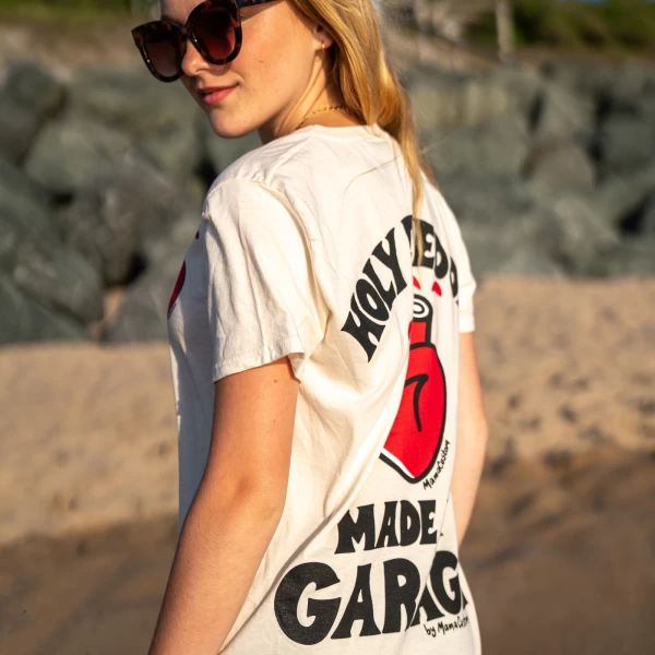 T-shirt donna Holyfreedom Mamatee con jeans e giacca cafe racer per il daily ride.