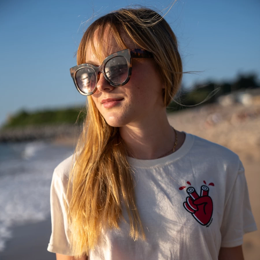 Dettaglio grafica Mamatee su t-shirt moto donna Holyfreedom, spirito artistico e custom.