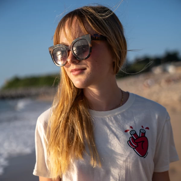 Dettaglio grafica Mamatee su t-shirt moto donna Holyfreedom, spirito artistico e custom.