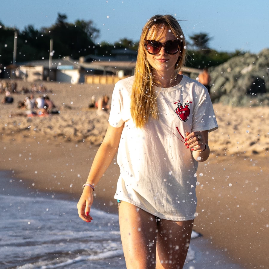 T-shirt donna Holyfreedom Mamatee con jeans e giacca cafe racer per il daily ride.