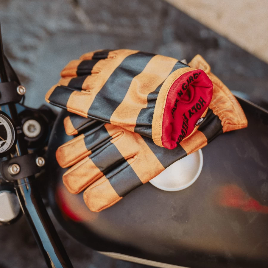 Detail of the raw leather texture on Pitt Raw Gloves, con finiture essenziali cafe racer.