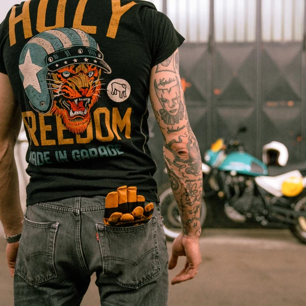 Pitt Raw Gloves completano un outfit custom sobrio e autentico.